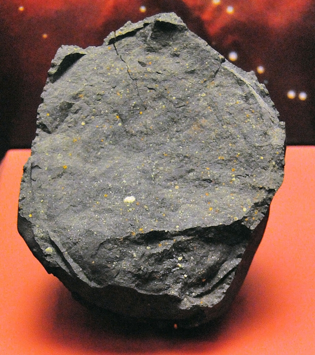 По оценкам ученых, возраст метеорита составляет 4,65 миллиарда лет, то есть он образовался до появления Солнца, возраст которого оценивается в 4,57 миллиарда лет.