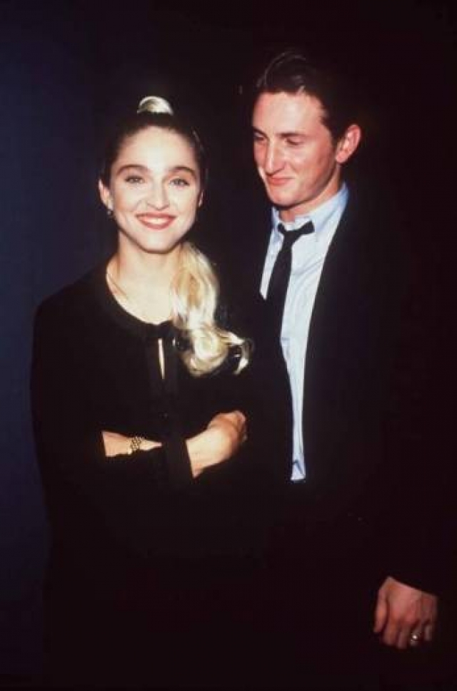 Мадонна. В 1985 году случилась судьбоносная встреча певицы с актером Шоном Пенном. Это была любовь с первого взгляда, притяжение было мгновенным, и в том же 1985 году Пенн и Мадонна поженились.