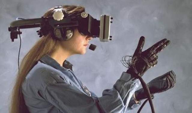 Виртуальная реальность  Пятью годами позже Кларк написал "Город и звезды" , где упоминаются видеоигры в виртуальной реальности. В 1966 году, то есть всего 10 годами позже, был разработан первый авиасимулятор, воплотивший в жизнь эту догадку гениального фантаста. 