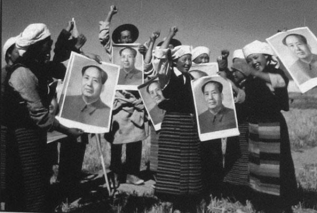 Именно тогда культ личности Мао достиг апогея. Велосипедисты не смели появляться на дорогах без портрета вождя…