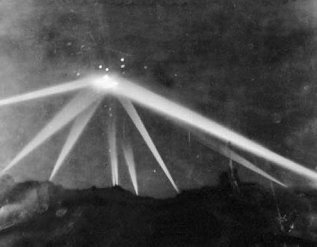 Спустя всего несколько месяцев после нападения на Перл-Харбор в 1942 году, неосознанные летающие объекты были замечены в небе над Лос-Анджелесом, штат Калифорния. 