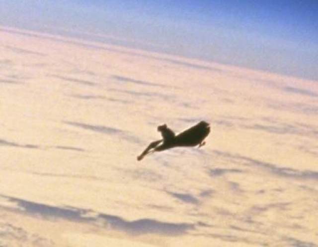 В 1960-м году один из первых спутников земли впервые смог снять неопознанный летающий объект явно искусственного происхождения, который на проверку не оказался ни спутником России, ни американцев. 