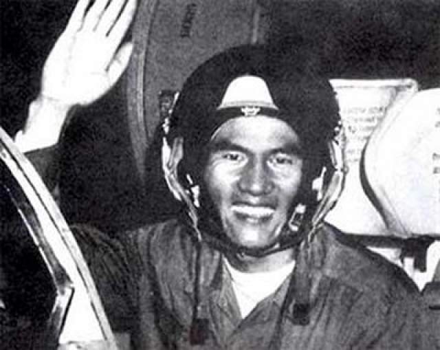 Первый азиатский космонавт - вьетнамец Фам Туан, покинувший Землю на советском корабле "Союз-37", 23 июля 1980 года. 