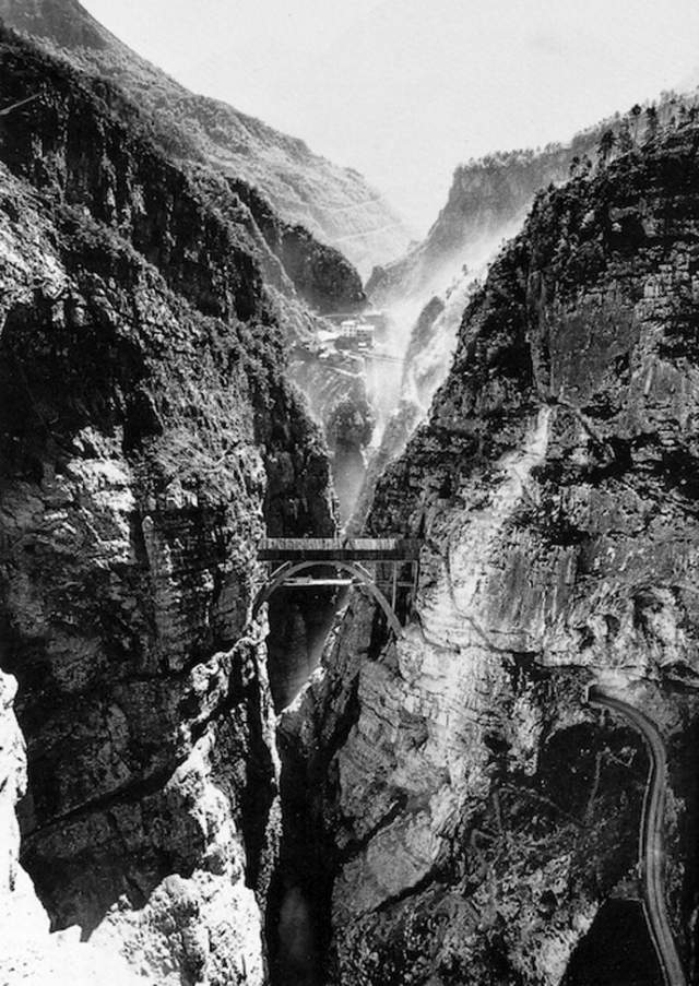 9 октября 1963 года на плотине Вайонт в Италии произошла одна из самых крупных аварий в истории гидротехнического строительства. По разным оценкам авария унесла жизни от 2 до 3 тысяч человек. На фото: ущелье реки Вайонт до сооружения ГЭС, 1956 год.