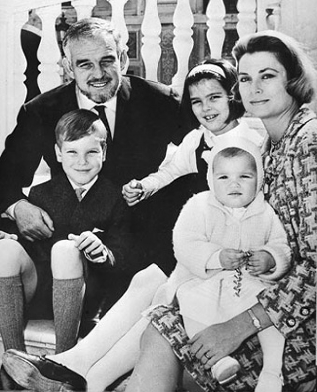 У супругов родилось трое детей. Семейная идиллия закончилась, когда Грейс Келли погибла в автокатастрофе 13 сентября 1982 года. Ее супруг князь Ренье до конца своих дней оставался вдовцом.