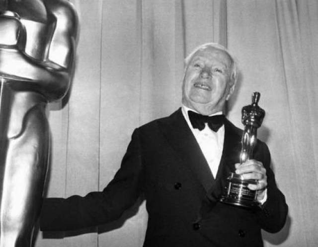 Чарли Чаплин в 1972 году получил второй в его жизни почетный Оскар. Эта награда была абсолютной неожиданностью для великого гения. Он приехал из Англии специально по вызову кино-академиков. Чаплин приготовился к нападкам, но вместо этого получил теплый и радушный прием. Зал стоя аплодировал Чарли почти 10 минут - это самые продолжительные овации в истории церемонии Оскар 