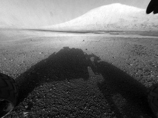 На поверхности Красной планеты Curiousity способен преодолевать препятствия высотой до 75 см. Максимальная скорость на тертой ровной поверхности составляет 144 метра в час.  На фото - Первый день на Марсе, 6 августа 2012 года
