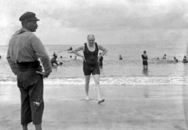 "Мы будем сражаться на пляжах" - такое название получила одна из наиболее знаменитых речей Черчилля периода Второй мировой. Великий премьер-министр Великобритании на морском берегу одевался по довоенной моде - в мужское купальное трико. 