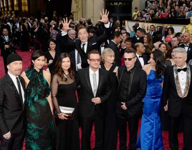 Бенедикт Камбербэтч, звезда британского сериала "Шерлок", решил подпортить музыкантам из U2 фото с прекрасными дамами. 