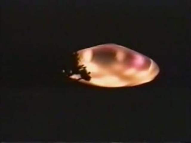 Пуэбла, Мексика, 1994 год  21 декабря 1994 года Карлос Диас снимал извержение вулкана в мексиканском штате Пуэбла. Среди его снимков оказался и этот, на котором можно увидеть таинственный светящийся объект. Фотография прошла дотошную экспертизу и была опубликована во многих печатных изданиях. Дискообразный НЛО, запечатленный на снимке, испускает яркие красно-желтые световые лучи. По его бокам можно заметить некое подобие иллюминаторов. Возможное объяснение: облако, высеченное извержением вулкана. 