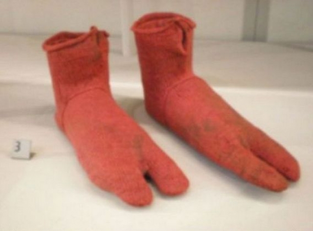 Носки. Первые найденные носки были созданы примерно в 400 году до нашей эры и предназначались для ношения с сандалиями.