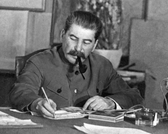 Иосиф Сталин  Один из жесточайших диктаторов в истории увлекался рисованием, литературой и писал стихи. Сохранилось несколько стихов юного поэта Сосо Джугашвили, которые были напечатаны в газетах "Иверия" и "Квали" в 1895 - 1896 годах. 