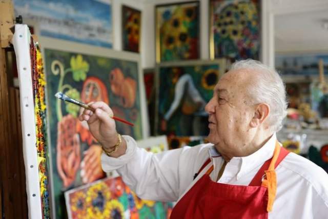 Автор более пяти тысяч произведений живописи, графики, скульптуры и монументально-декоративного искусства вырос в Тбилиси, в семье, где витал дух художественного искусства. Обучался во Франции, где общался с Пабло Пикассо и Марком Шагалом. С конца 1960-х годов и до сих пор активно работает в области монументального искусства. 