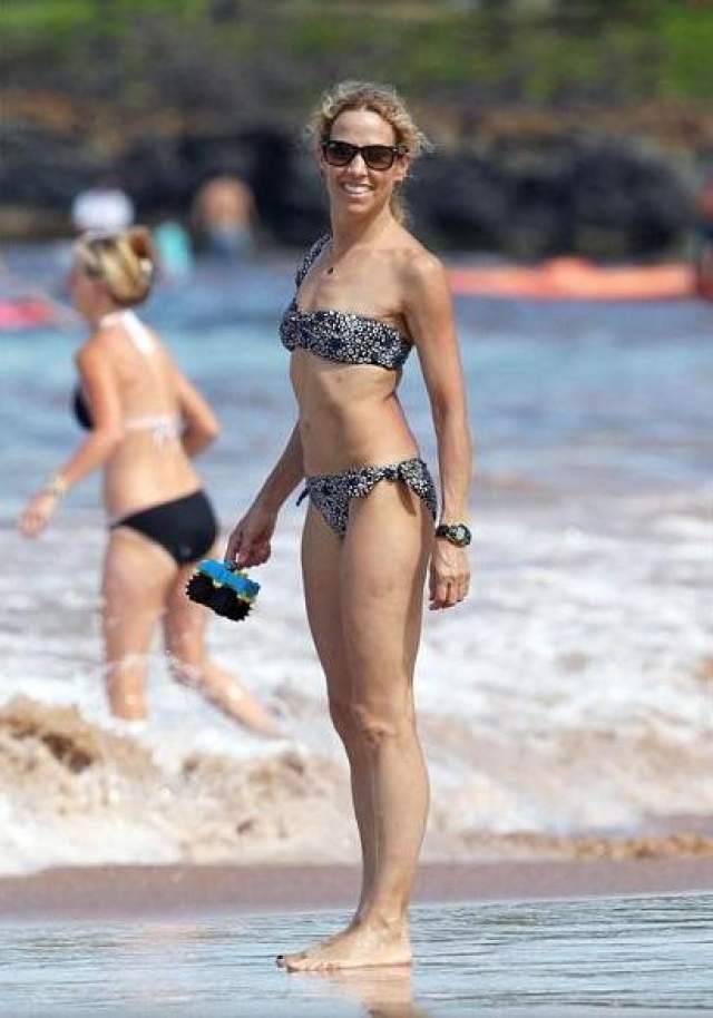 В 57 лет Шерил Кроу радостно улыбается на пляже. А кто бы не радовался жизни, имея такое тело, как у нее?
