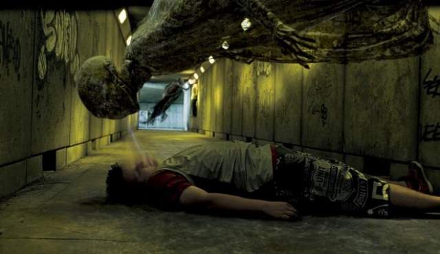 Дементор "Гарри Поттер" Вероятно, самый пугающий персонаж "Гарри Поттера" (если персонажем можно назвать сгусток мрака, буквально высасывающий жизнь из жертв). Переодически появлялся на протяжении всей киносерии, до падения Темного Лорда. 
