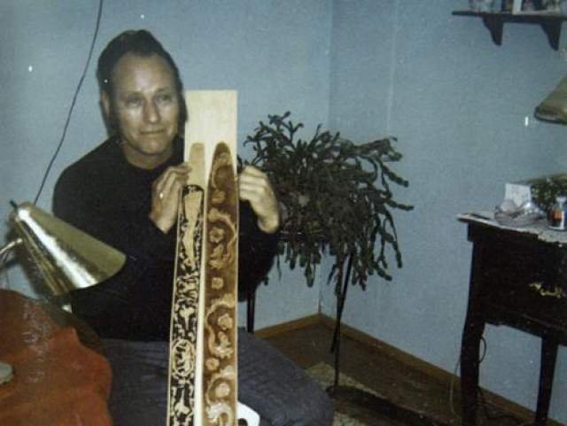 Женщина предоставила следователям фотографию Купера и кожаный ремешок от гитары, на котором могли сохраниться отпечатки его пальцев.  Фото дяди Марсы Купер, которая утверждает, что это и есть пресловутый угонщик Боинга 727. 