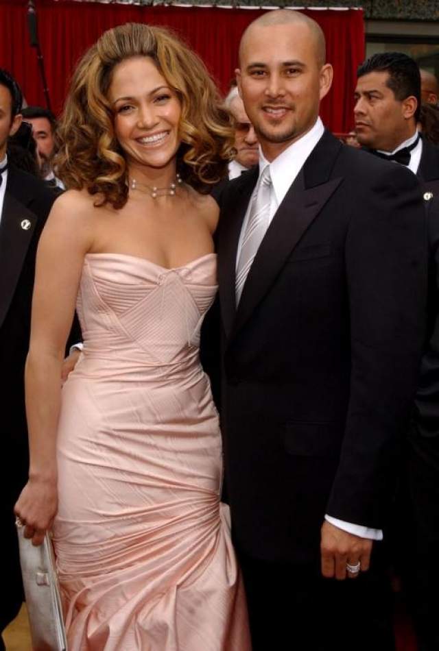 Молниеносная Лопес влюбилась и вышла замуж за парня из своей подтанцовки Криса Джадда. Их брак длился недолго, в 2002 они уже развелись. 