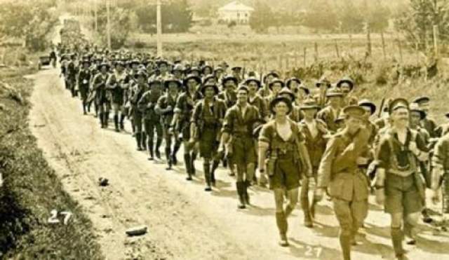 Три члена новозеландского полка, ясно видели, как батальон Королевского Норфолкского полка прошел склон в заливе Сувла, в Турции. Холм был покрыт низким облаком, в которое английские солдаты вошли без колебаний. Из него, они больше никогда не вышли. 