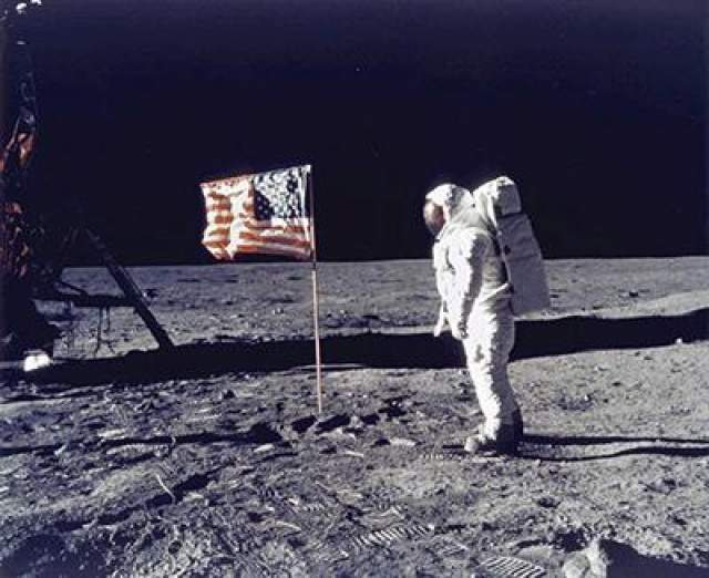 Первый человек, ступивший на поверхность Луны, - Нил Армстронг, 20 июля 1969 года