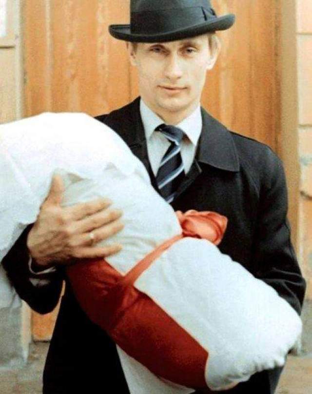 Ухаживания длились три года, после чего, в 1983, пара расписалась.  На фото: Владимир Путин со старшей дочерью Марией в 1985 году. 