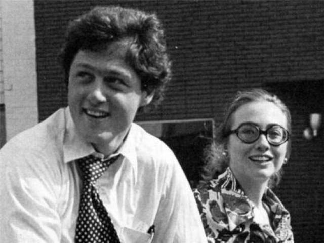 Билл и Хиллари рядом с университетом