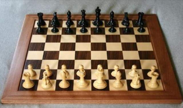 Лучший игрок в шахматы среди людей будет обыгран компьютером до 2000 года  Именно такой прогноз был сделан Ремонтом Курцвейлом в книге "Век интеллектуальных машин" , изданной в 1990 году, когда ахматные компьютеры были еще довольно слабы и почти без проблем обыгрывались гроссмейстерами. Однако спустя всего 7 лет суперкомпьютер Deep Blue обыграл Гарри Каспарова - сильнейшего шахматиста планеты. Сегодня же шахматные программы настолько сильны, что матч между человеком и компьютером потерял всякий спортивный смысл. 