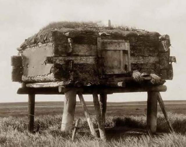 И была еще одна необъяснимая вещь во всем этом - эскимосские родовые захоронения были пусты. 