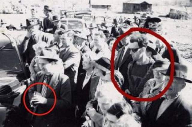 Путешественник во времени  Эта фотография была сделана в 1941 году во время повторного открытия моста Саус-Форкс в Канаде. Многие энтузиасты утверждают что этот снимок доказывает существование машины времени, ведь в толпе людей можно увидеть молодого хипстера из будущего. Молодой человек - единственный на снимке, кто носит солнцезащитные очки, что в то время было нехарактерно для мужчин. Вызывает массу вопросов и футболка парня: в 1941 году не было технологии переноса печатки на одежду. 