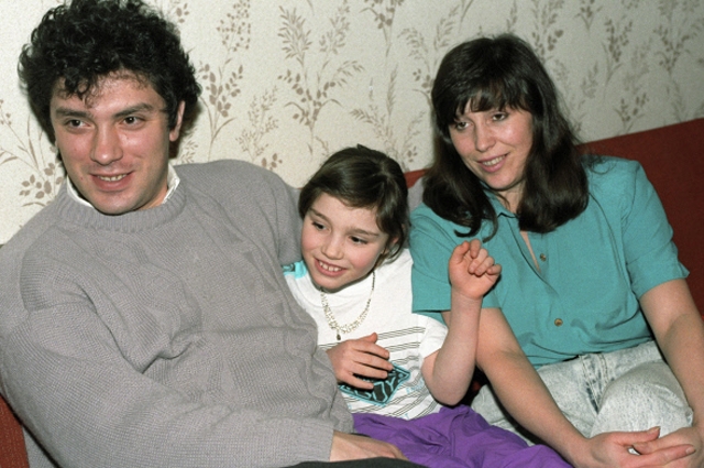 Наследство Бориса Немцова. Известный политик был убит в конце февраля 2015 года, после чего в гонку за его наследством вступили четверо детей, носящих его фамилию: 31-летняя Жанна (на фото с мамой), 19-летний Антон, 13-летняя Дина и 10-летняя Софья, а также те, о ком не было известно.