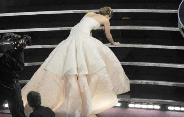 Дженнифер Лоуренс, которая вышла получать своего первого "Оскара" в 2013 году, упала, запутавшись в пышном белом платье от Dior. Однако при бурной поддержке зала, который аплодировал стоя, она гордо поднялась на сцену за статуэткой за лучшую женскую роль в фильме "Мой парень-псих". "Вы хлопаете стоя, потому что я упала? Боже, как неудобно!", - сказала актриса, смущаясь. 