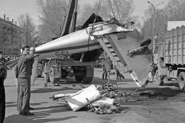 Нижний Тагил (9 мая 1993 года ). Во время празднования 48-ой годовщины дня победы самолет упал в прямо в центре города.