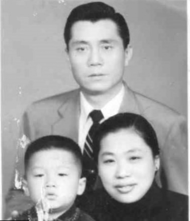 Родители Джеки Чана. Джеки родился в бедной китайской семье. Его родители Чарльз Чан и Лили Чан бежали в Гонконг с континента во время гражданской войны, а в 1960 году перебрались в Австралию. До переезда они работали поваром и горничной в резиденции консула Франции в Гонконге.