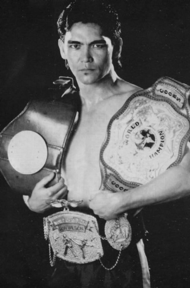 До своего появления в кино в 1989-м Уилсон "Дракон" выиграл 11 чемпионатов по кикбоксингу. Из 72 боев в ринге 47 он закончил нокаутом, и проиграл лишь в пяти.