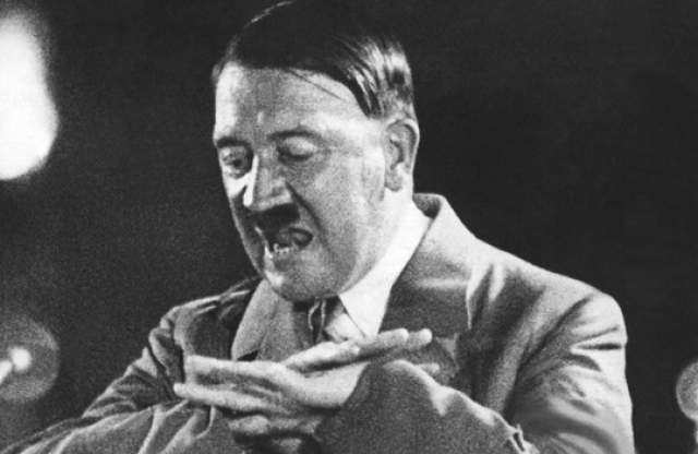 Адольф Гитлер  Фюрер Третьего Рейха имел весьма неожиданное хобби. Он любил смотреть мультипликационные фильмы, и делать художественные зарисовки диснеевских персонажей. 