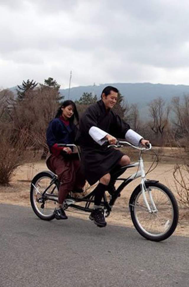 С тех пор король Бутана является игроком национальной сборной по баскетболу. А в свободное время любит прокатиться на велосипеде с супругой.