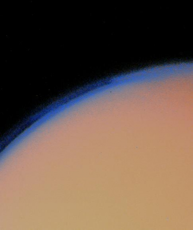 Толстый слой дымки Титана показан в полученных фото с "Вояджера-1"