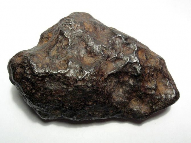 10. Метеорит Ченге Чинге — железный метеорит-атаксит весом 250 килограммов. Он был найден на реке Ургайлык-Чинге в Тувинской автономной области в 1912 году. Осколки метеорита нашли охотники за золотом.