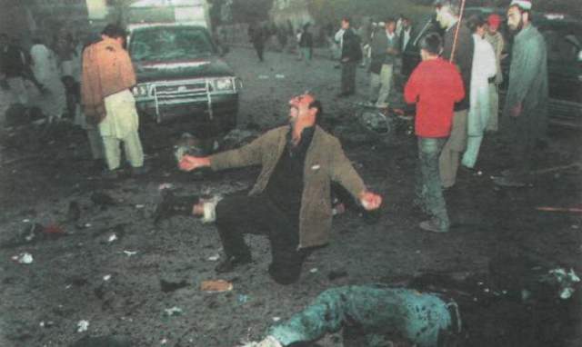 В результате теракта погибли 26 человек, включая Бхутто и 90 были ранены. 