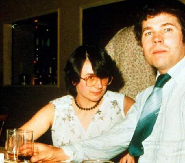 Фред и Розмари Уэст  Одна из самых печально известных и страшных пар серийных убийц в истории. У обоих было сложное детство, и, предположительно, в их биографии имел место инцест. Хотя большая часть их убийств пришлась на период с 1973 по 1979 год, первое они совершили в 1971 году. 