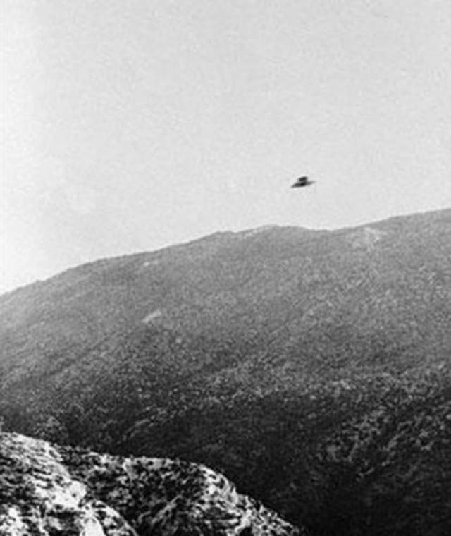 Гай Маркванд младший сделал эту фотографию, которую он сам описал, как "летающая тарелка" на горной дороге возле Риверсайд, штат Калифорния, 23 ноября 1951 года 