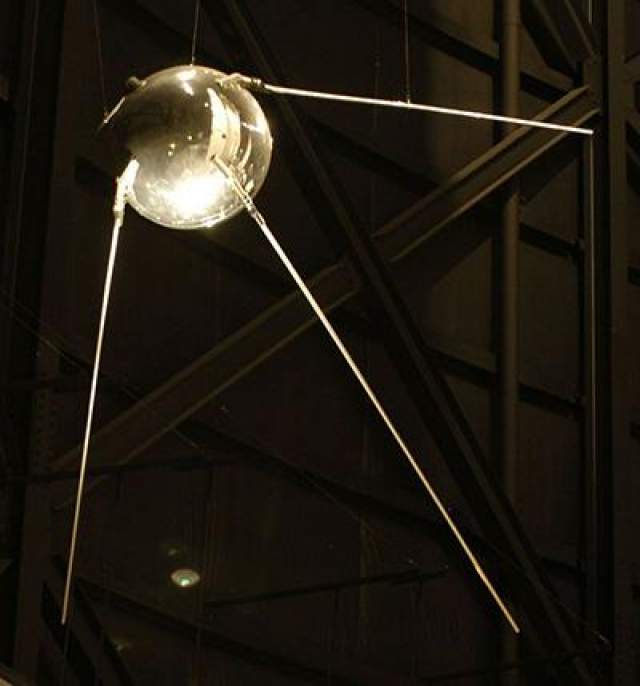 Первым искусственным телом, выведенным на околоземную орбиту (и достигшим тем самым первой космической скорости), стал советский аппарат "Спутник-1", запущенный 4 октября 1957 года. 
