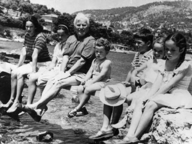 Чарли Чаплин с семьей на Французской Ривьере, 1957 год 