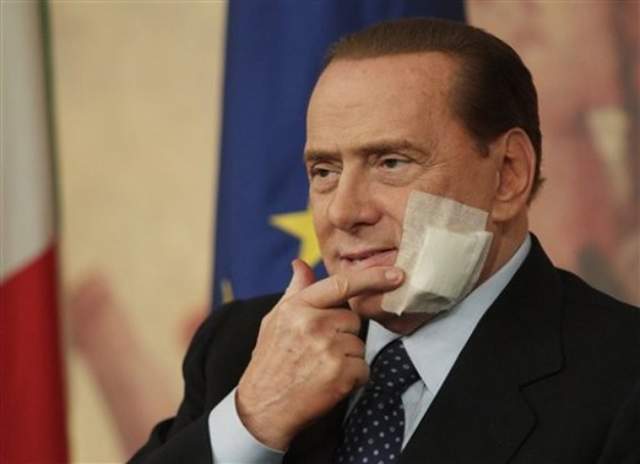 Глава МИД Италии Роберто Марони сказал, что Сильвио Берлускони хотели убить лица, "сеющие политику ненависти". Но нападающий с расстояния трех метров промахнулся.