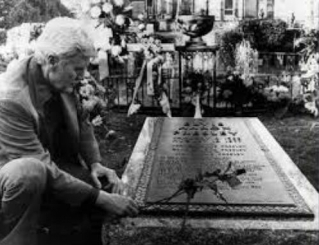 Четверо мужчин были пойманы за вскрытием могилы Элвиса Пресли. Что они собирались делать с ним потом - неясно.
