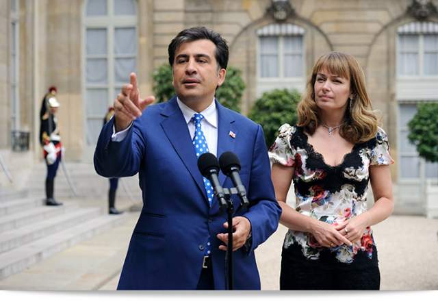 Познакомилась с Михаилом Саакашвили 1993 году во Франции. В том же году они поженились в Нью-Йорке. В 2016 году оказалась под подозрением в организации торговли человеческими органами, но дело никто не расследовал. По сей день замужем за Мишико, несмотря на свалившиеся на него проблемы.