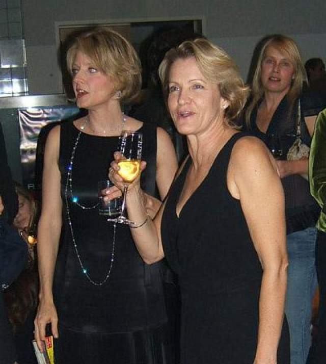 В декабре 2007 года на церемонии награждения Women in Entertainment актриса Джоди Фосер объявила о том, что вот уже 14 лет живет с партнершей-лесбиянкой, продюсером Сидни Бернард. 