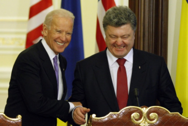 На встрече с вице-президентом США Байденом с Петром Порошенко случился языковой конфуз.