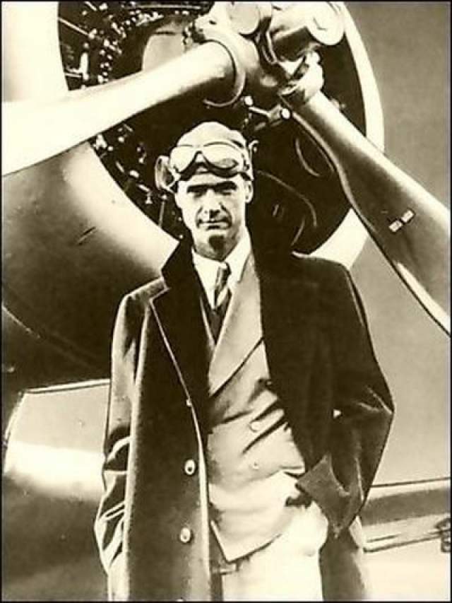 Эксцентричный нефтяник и авиатор Говард Хью з был владельцем огромной собственности, которая была основной его богатства и подарила ему титул влиятельнейшего человека.