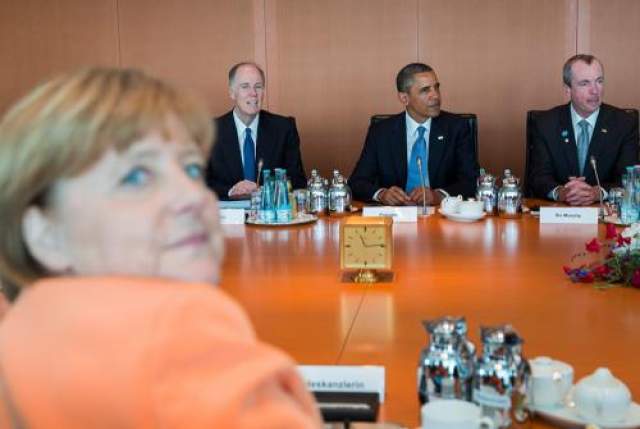 Канцлер Германии Ангела Меркель решила перетянуть на себя внимание, оказываемое Бараку Обаме.
