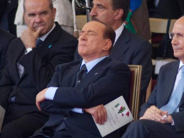 Итальянскому премьер-министру Сильвио Берлускони удалось поспать с гордо поднятой головой за спиной спикера итальянского Сената Ренато Шифани во время военного парада 2011 года в Риме, Италия.